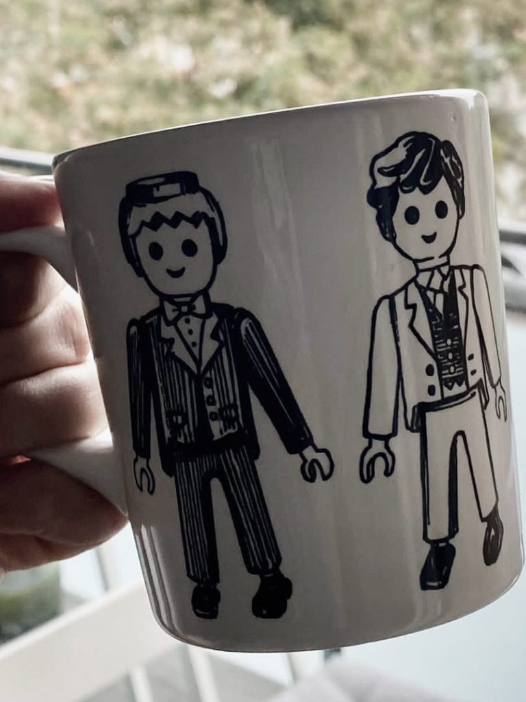 Taza creada por CeraMiza para unos novios a los que les encantan los Playmobil