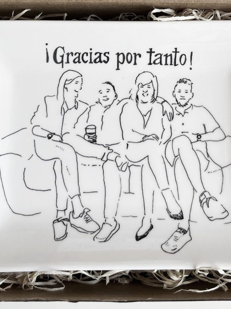 Bandeja personalizada por CeraMiza, regalo único a esa familia a la que tienes tanto que agradecer